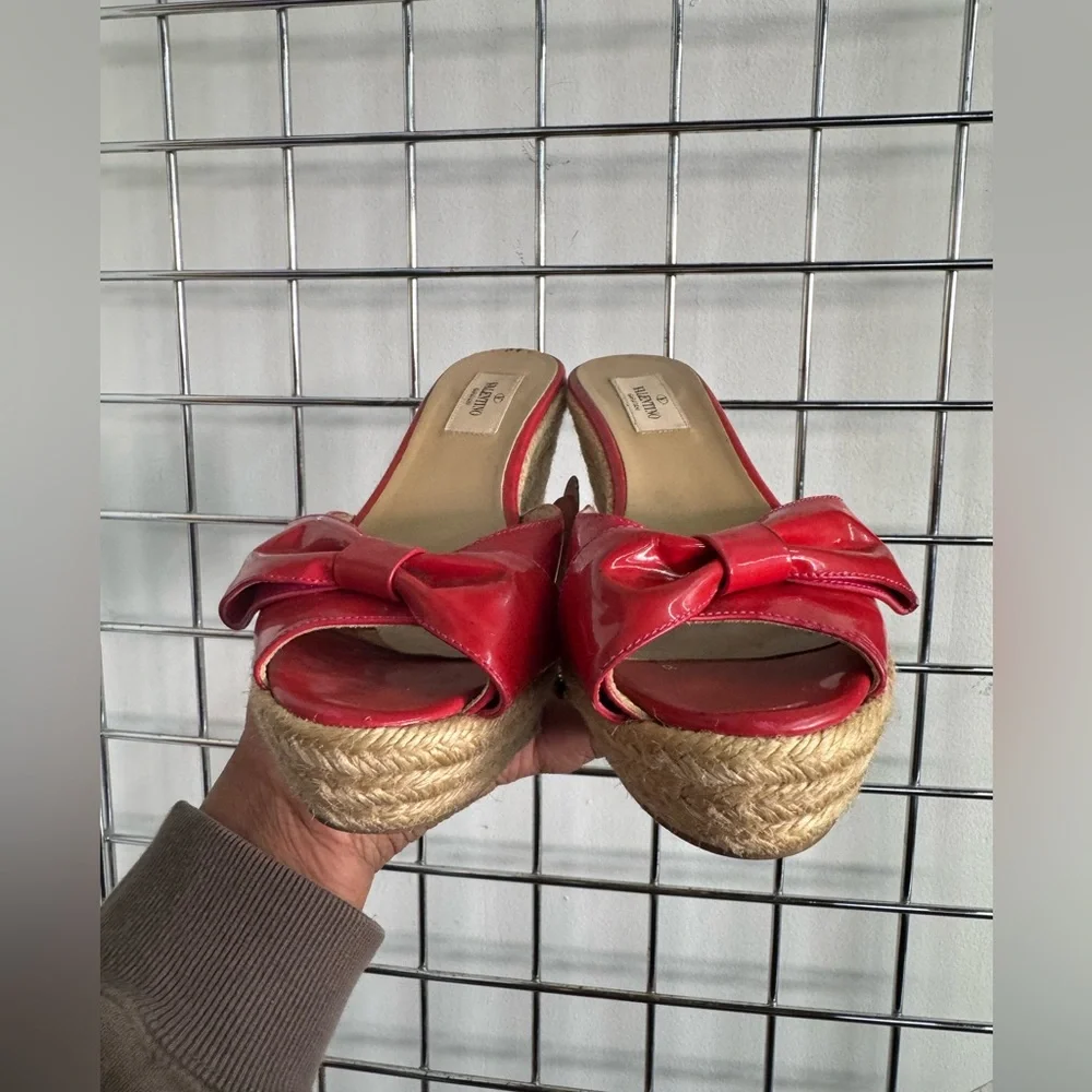 Valentino Mena Bow Hot Pink Patent Leather Wedge Espadrille Sandals Womens 38